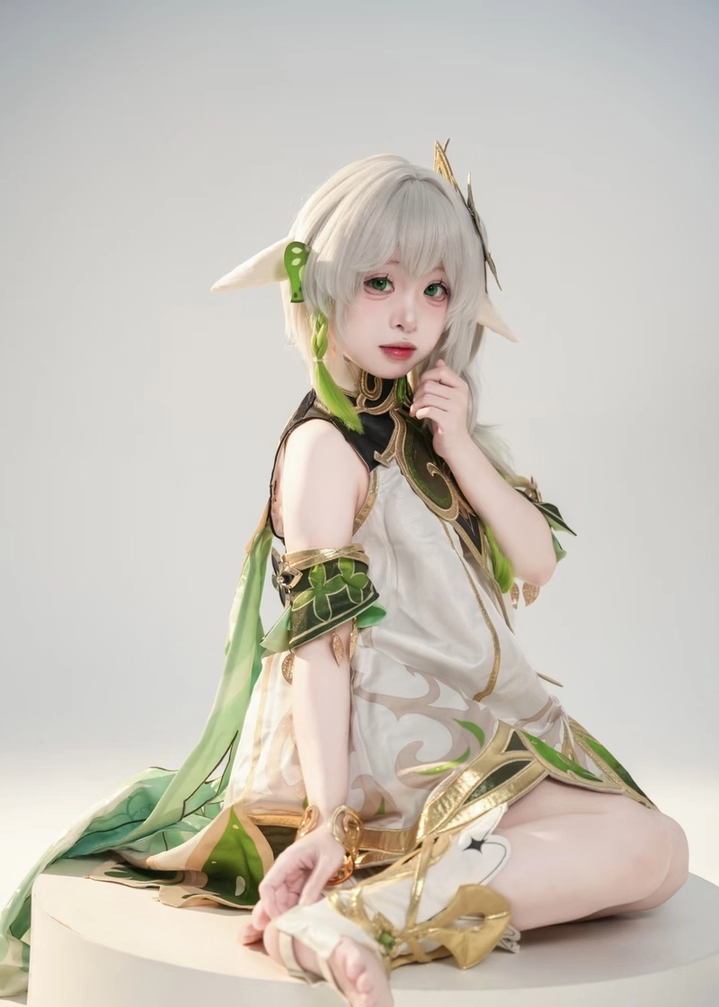 Ảnh Nahida cosplay ánh nhìn hiền hòa đầy cảm xúc