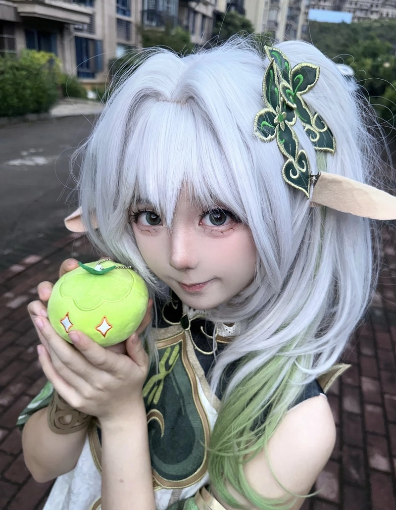Ảnh Nahida cosplay tạo hình nhỏ nhắn thần thái thuần khiết