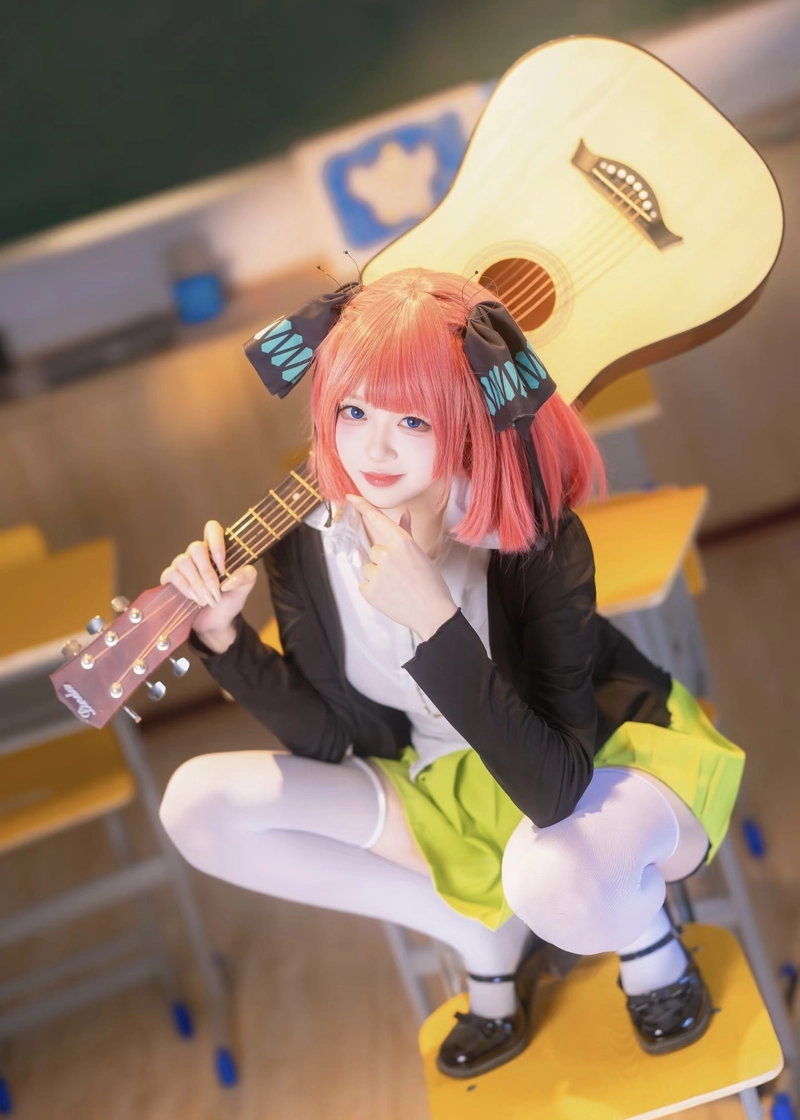 Ảnh Nino Nakano cosplay ánh mắt sắc sảo đầy cá tính