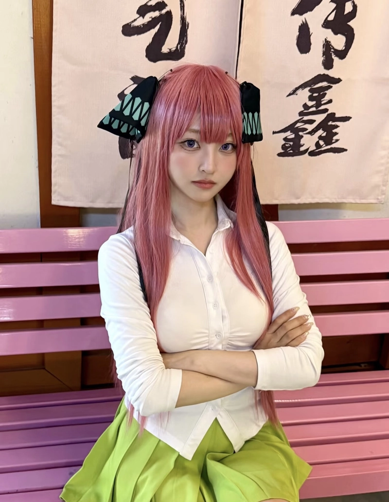 Ảnh Nino Nakano cosplay ánh nhìn tinh nghịch đầy nổi bật