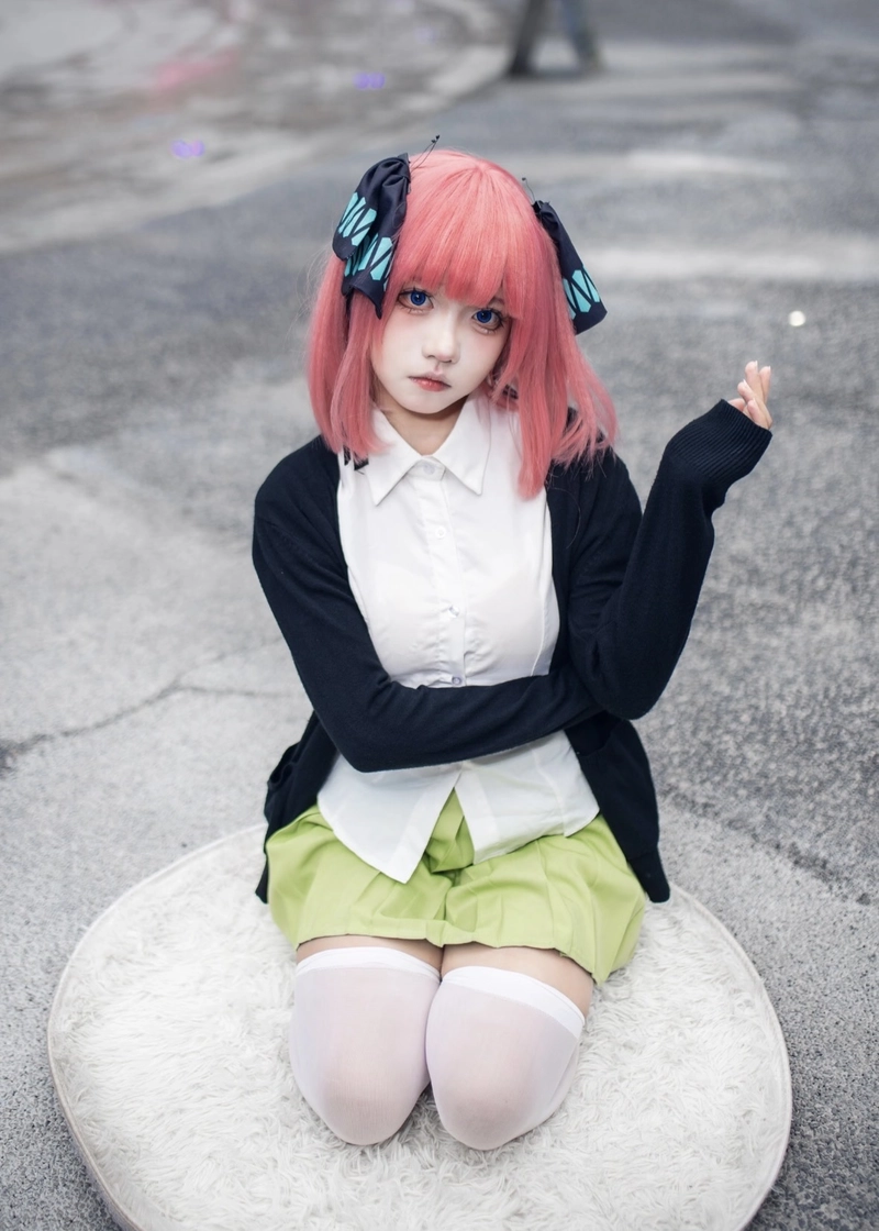 Ảnh Nino Nakano cosplay biểu cảm lạnh lùng pha chút đáng yêu