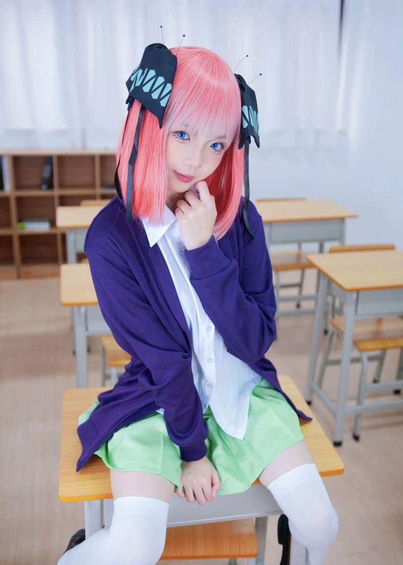 Ảnh Nino Nakano cosplay biểu cảm tinh nghịch đầy ấn tượng