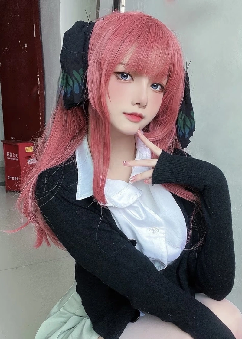 Ảnh Nino Nakano cosplay biểu cảm tự tin đầy sức hút