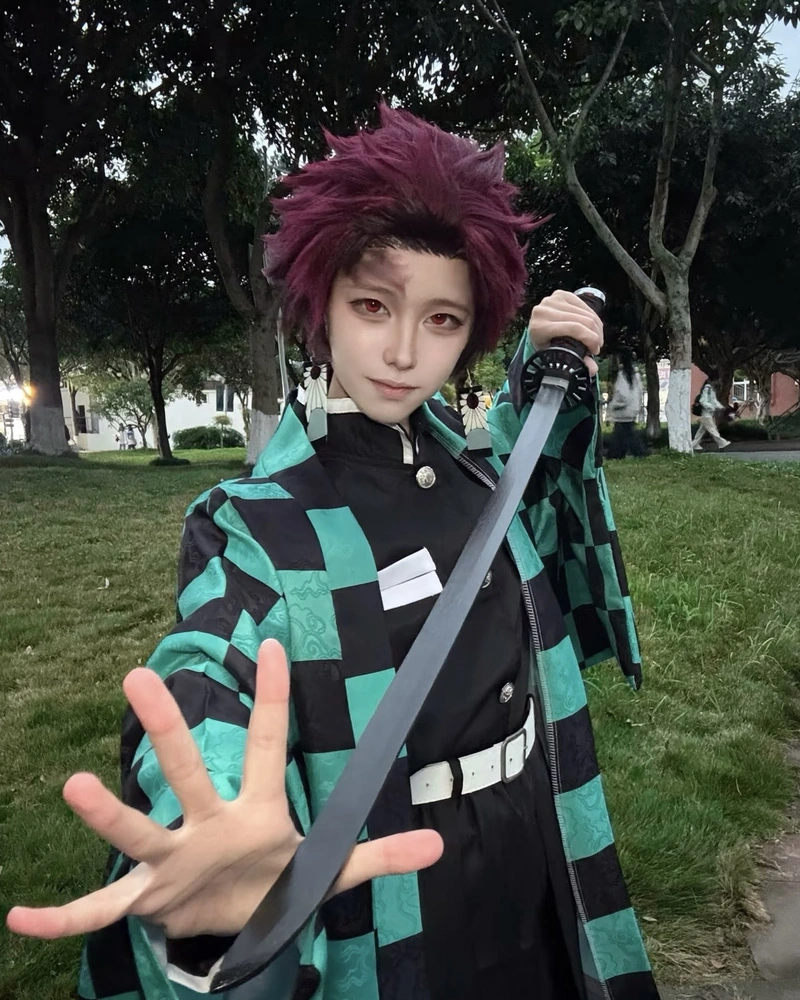 Ảnh Tanjiro cosplay ánh mắt kiên định đầy quyết tâm