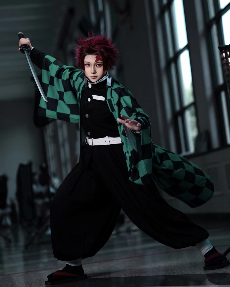 Ảnh Tanjiro cosplay ánh nhìn kiên cường cuốn hút