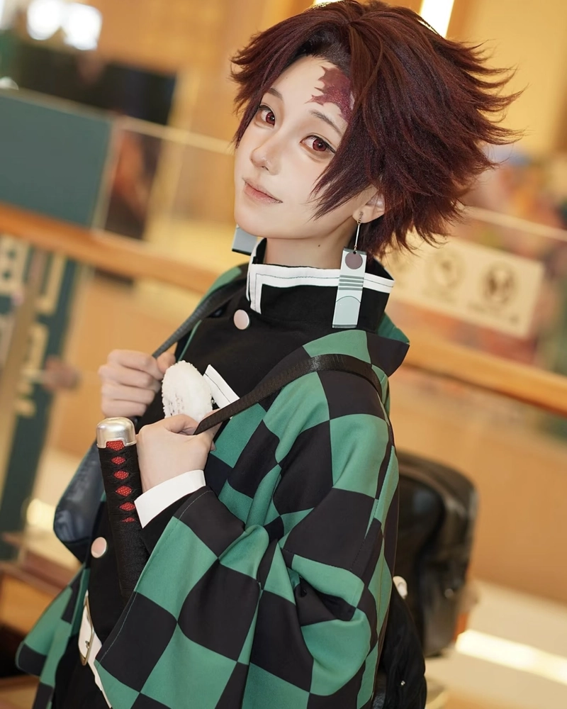 Ảnh Tanjiro cosplay phong cách kiếm sĩ anime mạnh mẽ