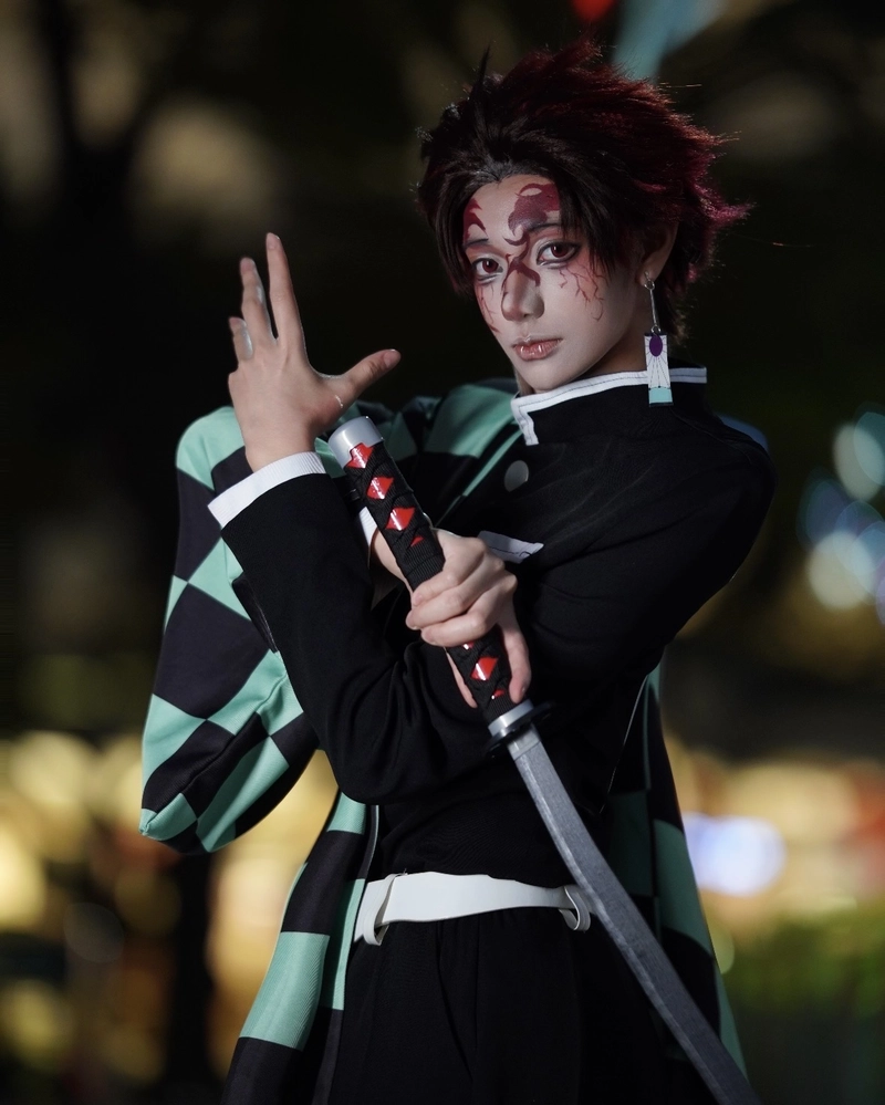 Ảnh Tanjiro cosplay phong cách nhân vật hành động nổi bật
