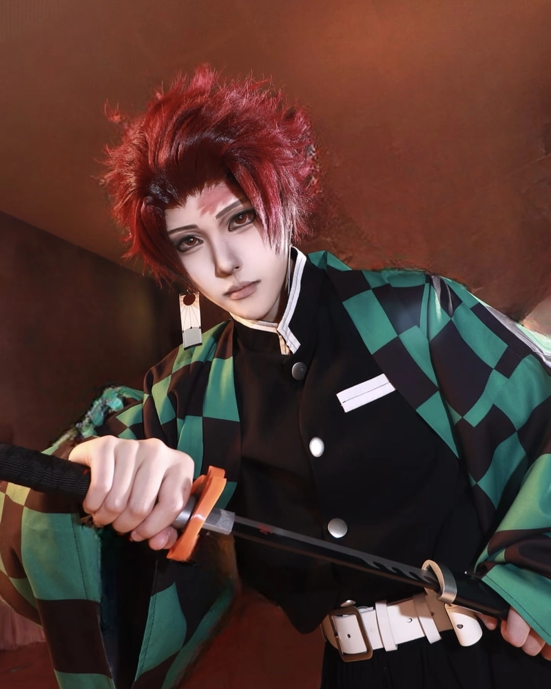 Ảnh Tanjiro cosplay tạo dáng chiến binh dũng mãnh