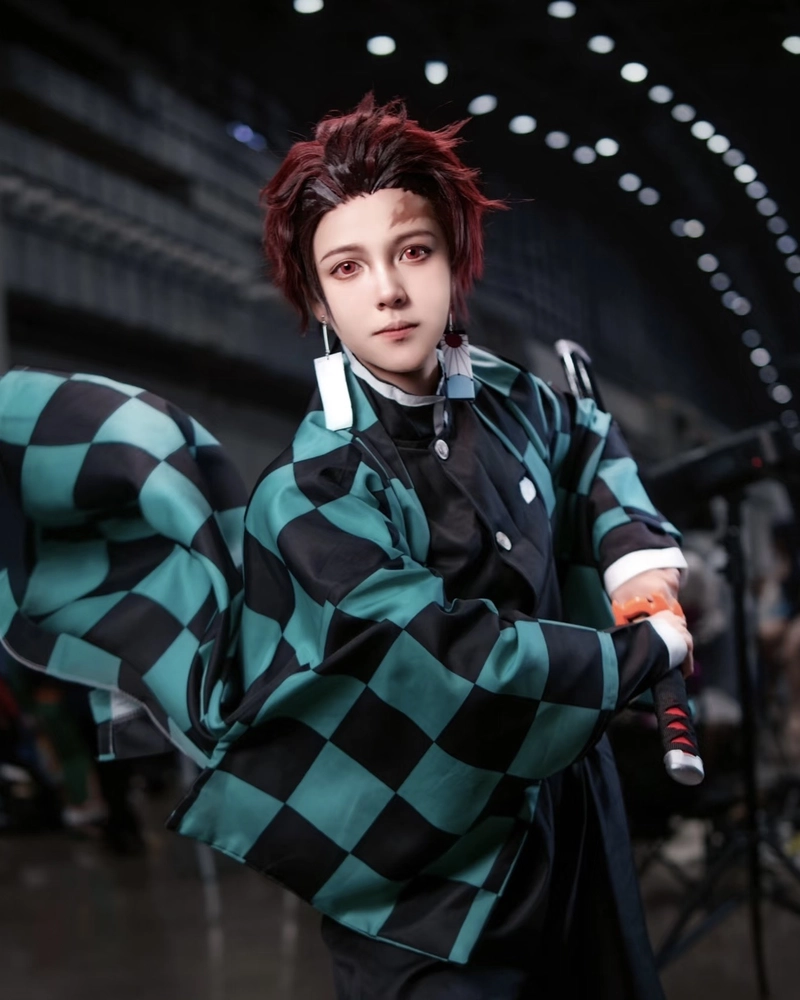 Ảnh Tanjiro cosplay tạo hình anh hùng anime nổi bật