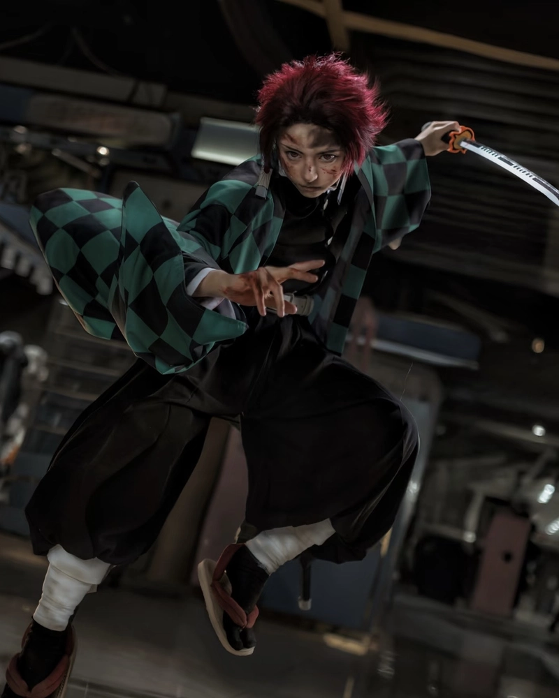 Ảnh Tanjiro cosplay tạo hình hành động đầy sức hút