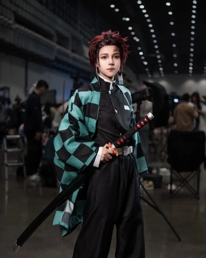 Ảnh Tanjiro cosplay thần thái dũng cảm đầy cuốn hút