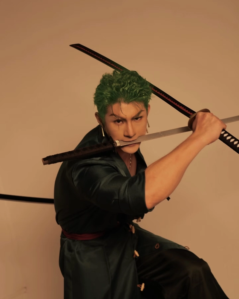 Ảnh Zoro cosplay ánh mắt lạnh lùng đầy khí chất chiến binh