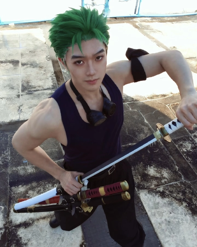 Ảnh Zoro cosplay ánh nhìn mạnh mẽ đầy sức sống