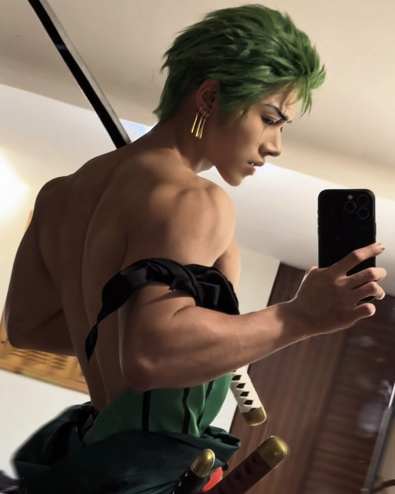 Ảnh Zoro cosplay biểu cảm lạnh lùng đầy sức hút