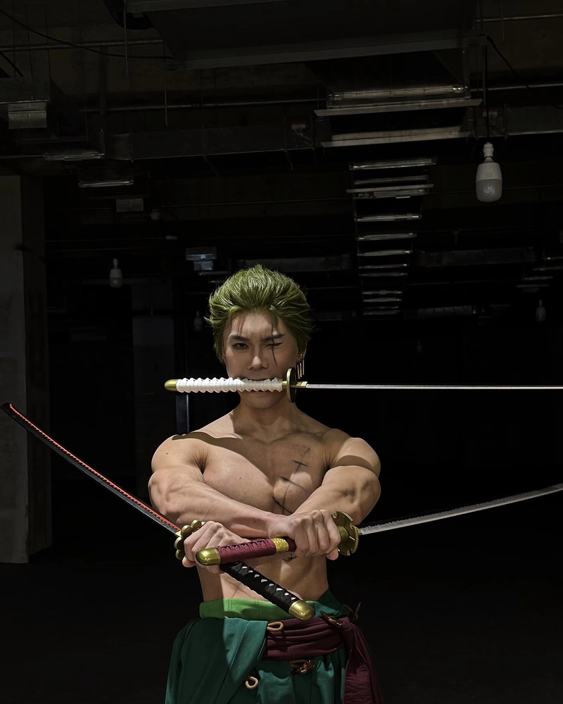 Ảnh Zoro cosplay biểu cảm mạnh mẽ cực kỳ ấn tượng