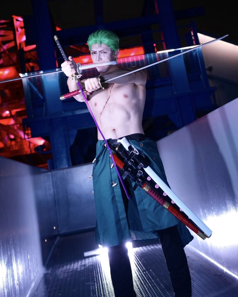 Ảnh Zoro cosplay biểu cảm nghiêm nghị đầy sức hút