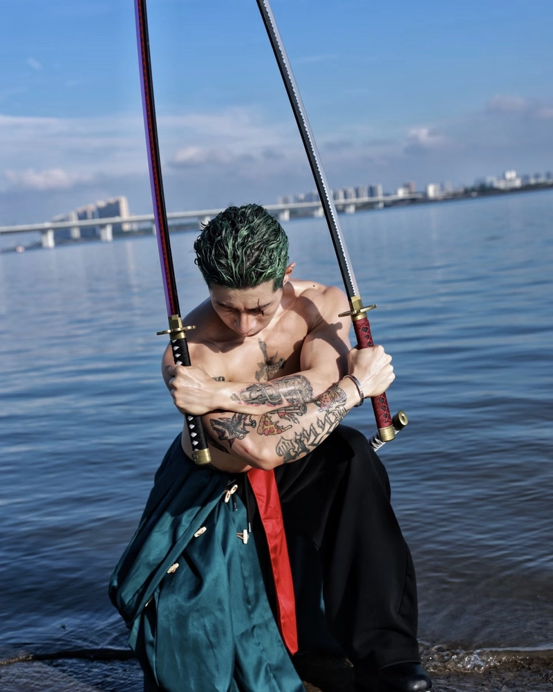 Ảnh Zoro cosplay thần thái chiến binh đầy nội lực
