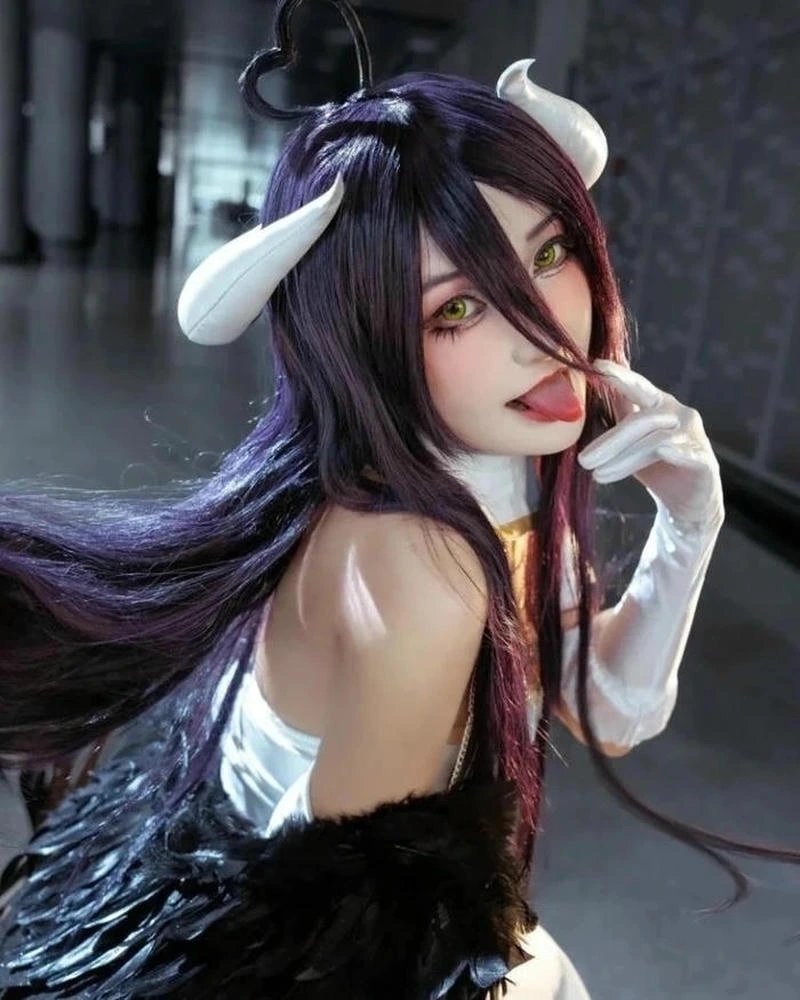 Ảnh albedo cosplay cùng đôi cánh đen đặc trưng đẹp mắt