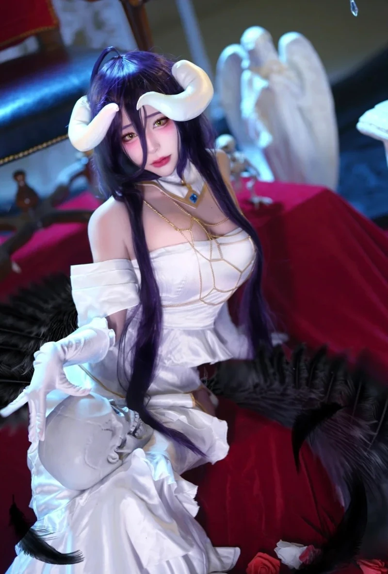 Ảnh albedo cosplay với trang phục trắng sang trọng nổi bật