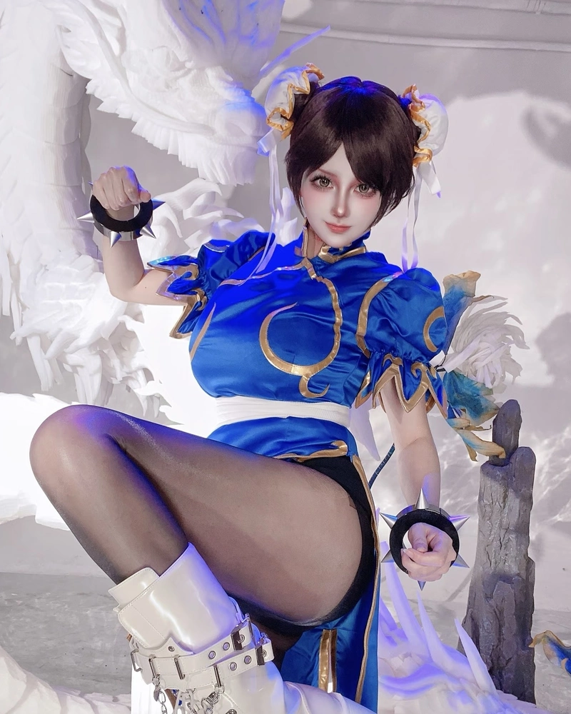 Ảnh cosplay Chun Li biểu cảm mạnh mẽ đầy quyết tâm
