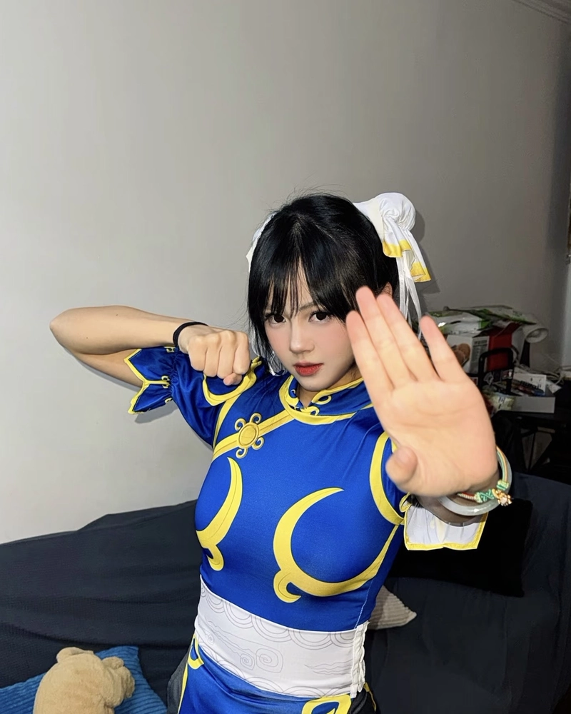 Ảnh cosplay Chun Li biểu cảm quyết đoán đầy khí chất
