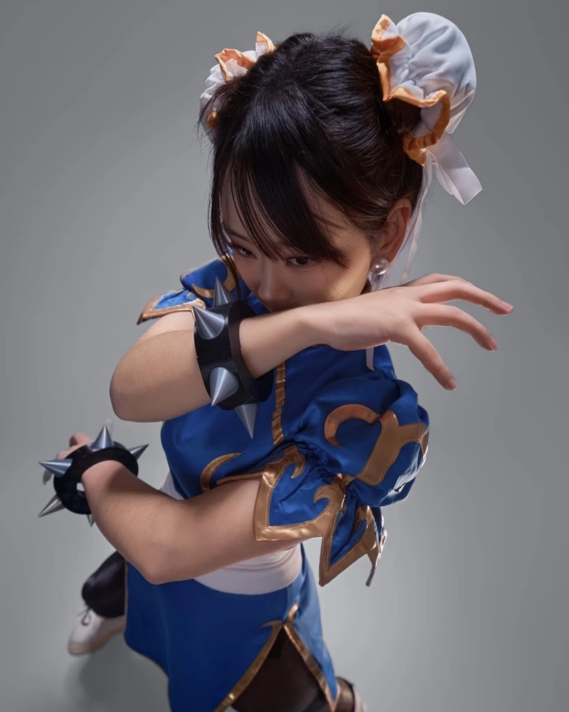 Ảnh cosplay Chun Li động tác nhanh nhẹn đầy uy lực