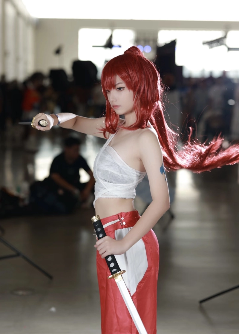 Ảnh cosplay Erza ánh mắt cuốn hút đậm chất nhân vật