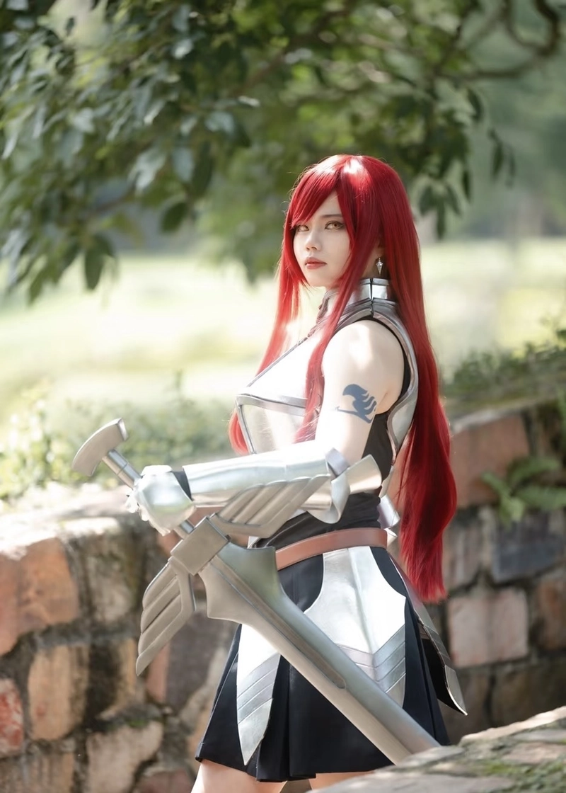 Ảnh cosplay Erza ánh nhìn sắc sảo đầy cá tính