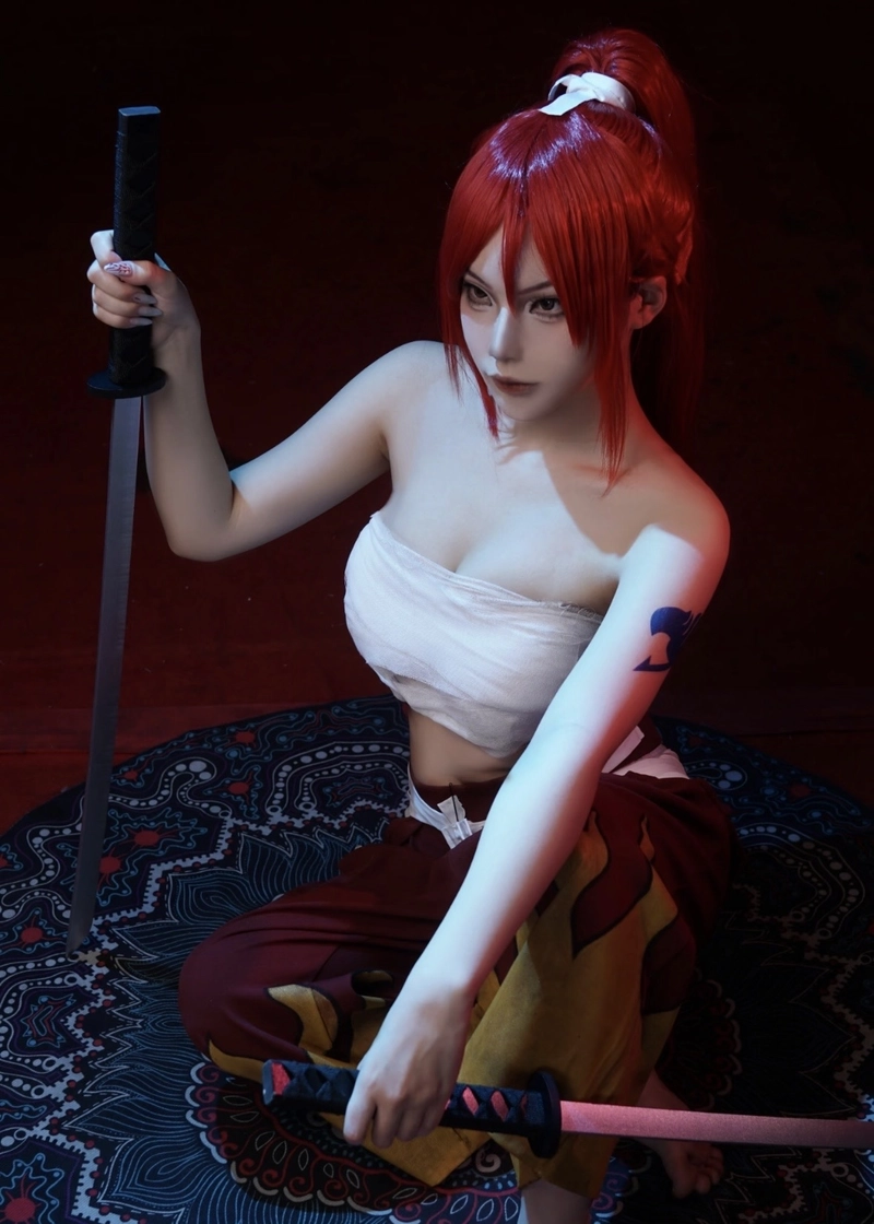 Ảnh cosplay Erza phong cách chiến đấu đầy ấn tượng