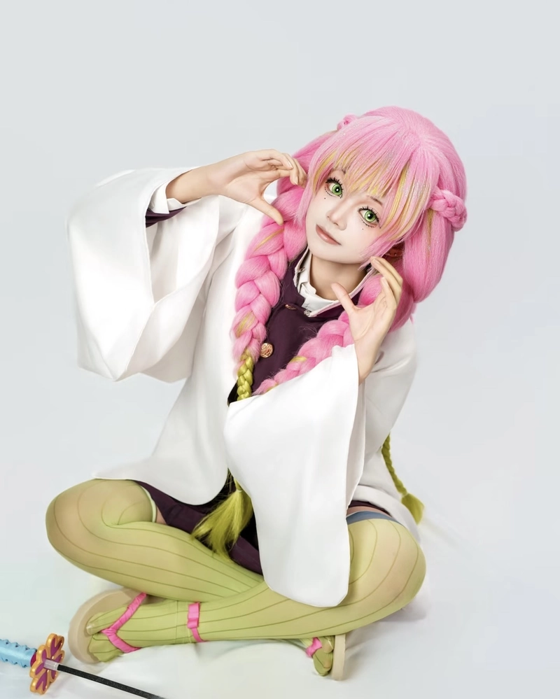 Ảnh cosplay Luyến Trụ ánh mắt sinh động thể hiện cảm xúc rõ