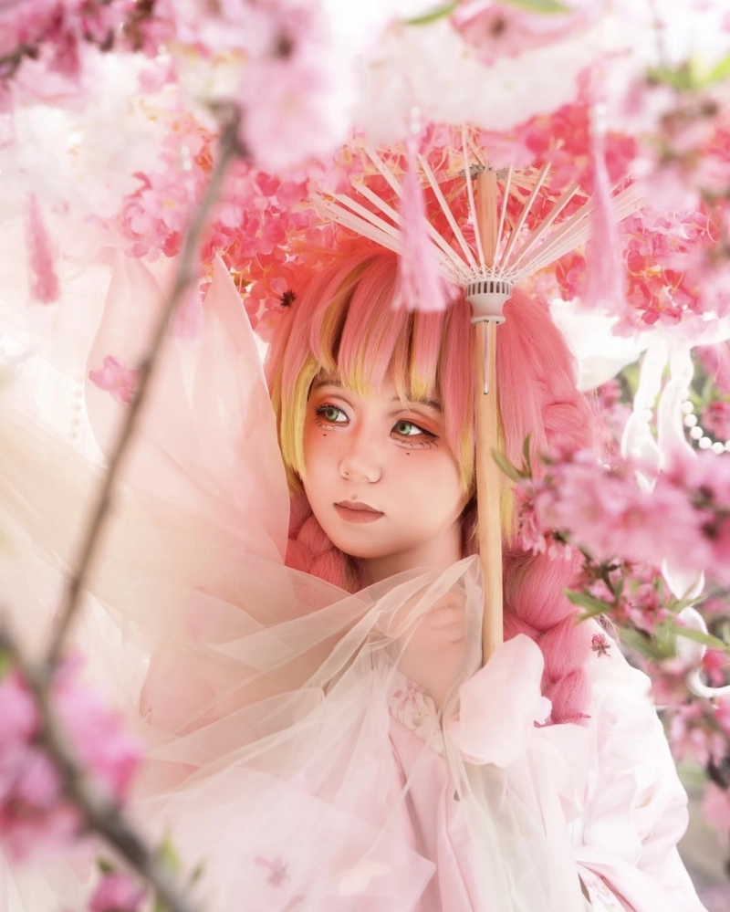 Ảnh cosplay Luyến Trụ ánh nhìn sáng rõ đầy sức hút