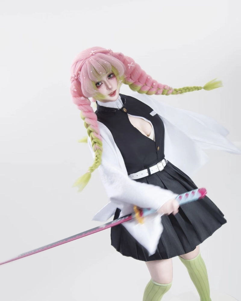 Ảnh cosplay Luyến Trụ tạo hình đặc trưng mái tóc hai màu
