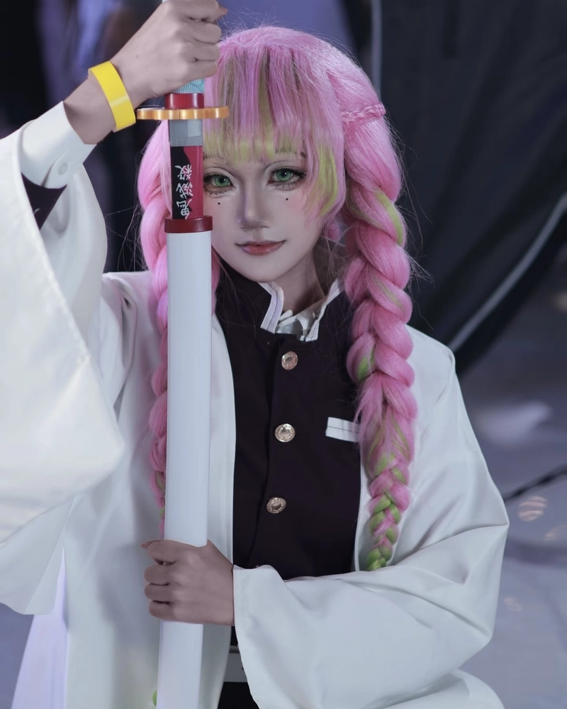 Ảnh cosplay Luyến Trụ tạo hình nổi bật phong cách đặc trưng