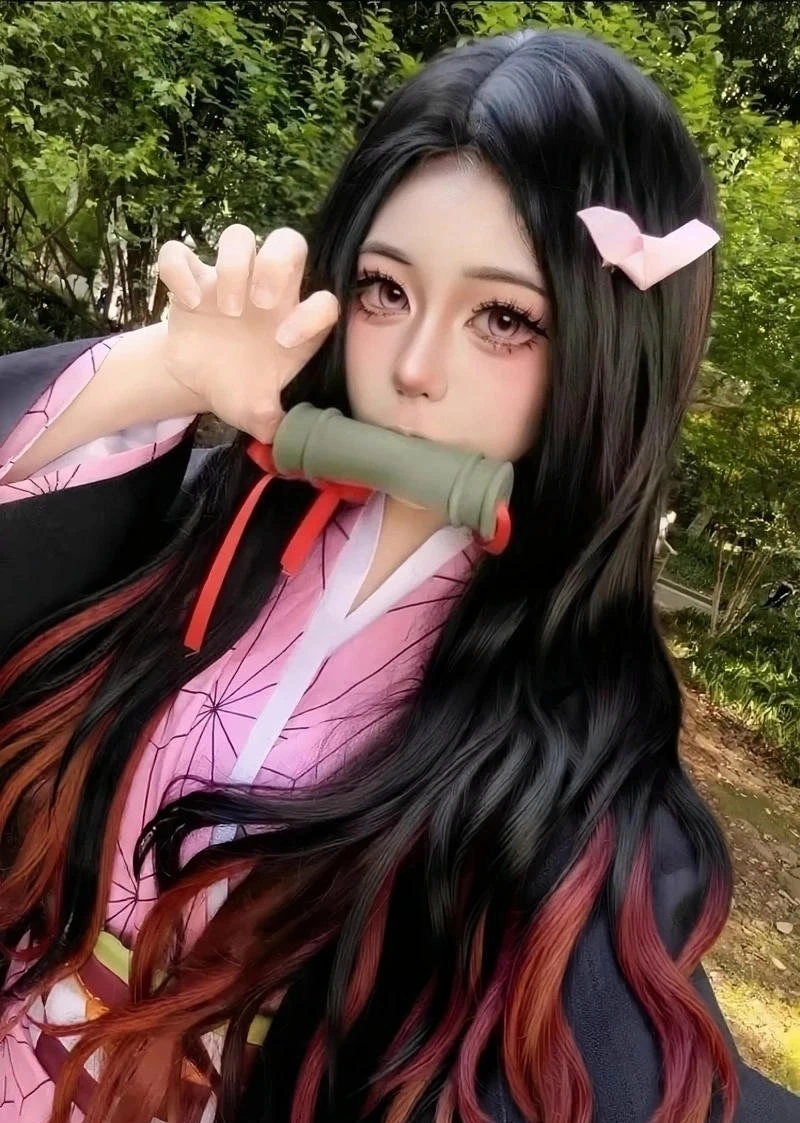 Ảnh cosplayer Nezuko tạo dáng phong cách anime cực dễ thương