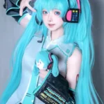 Ánh đèn sân khấu làm outfit cosplay Miku thêm cuốn hút