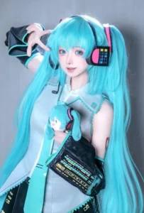 Ánh đèn sân khấu làm outfit cosplay Miku thêm cuốn hút