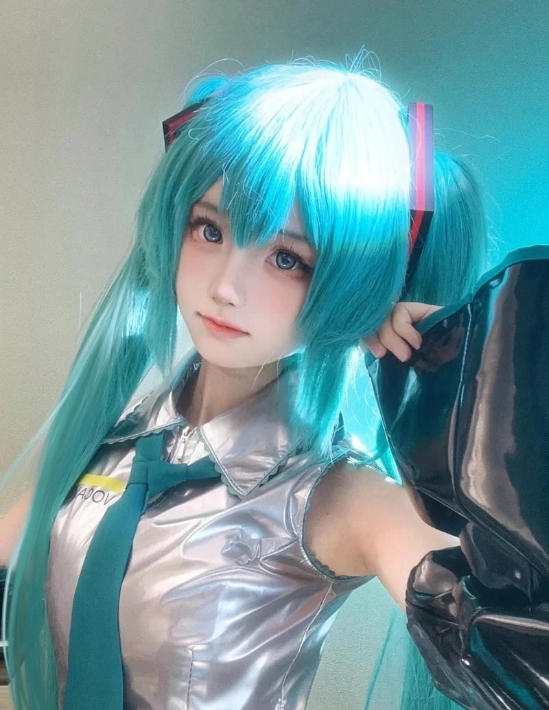 Ảnh fan anime cosplay Miku ngoài trời cực kỳ nổi bật