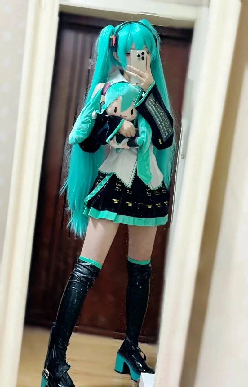 Ảnh gái xinh cosplay Miku với tai nghe điện tử đặc trưng