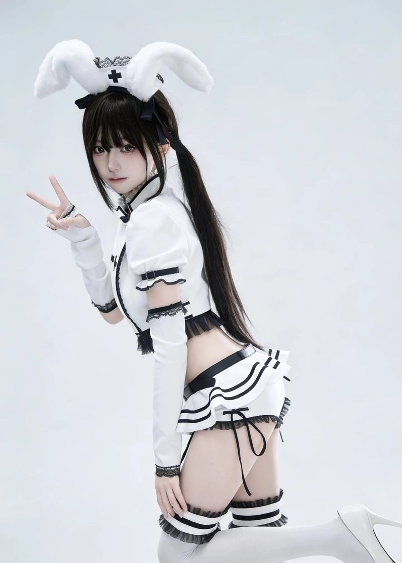 Ảnh gái xinh cosplay thỏ ánh nhìn tinh nghịch dễ thương