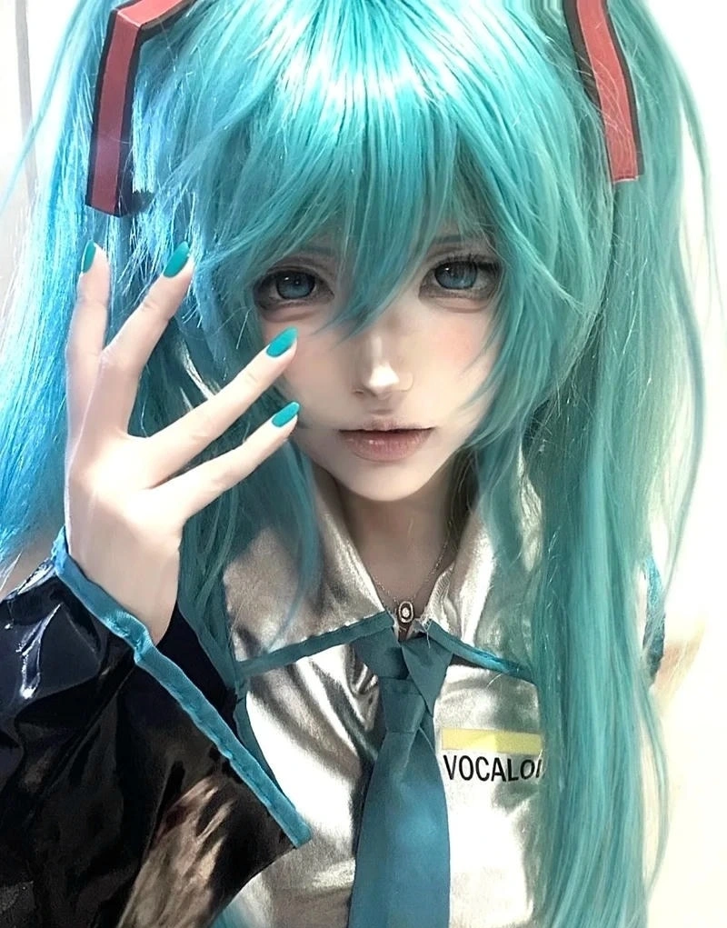 Ảnh hóa trang Hatsune Miku cùng outfit anime xanh đen đẹp