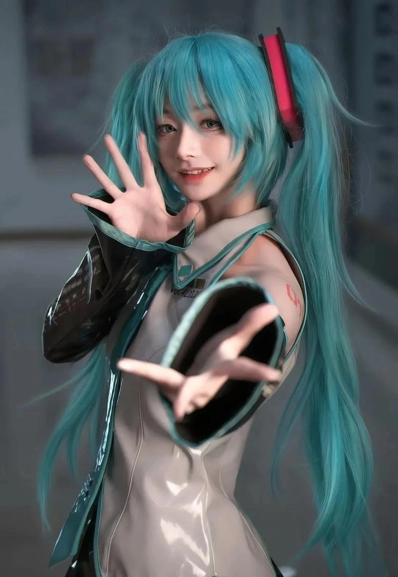 Ảnh idol tóc xanh cosplay Miku với outfit anime nổi bật