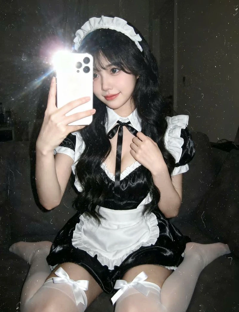 Ảnh maid cosplay trong concept quán cà phê anime