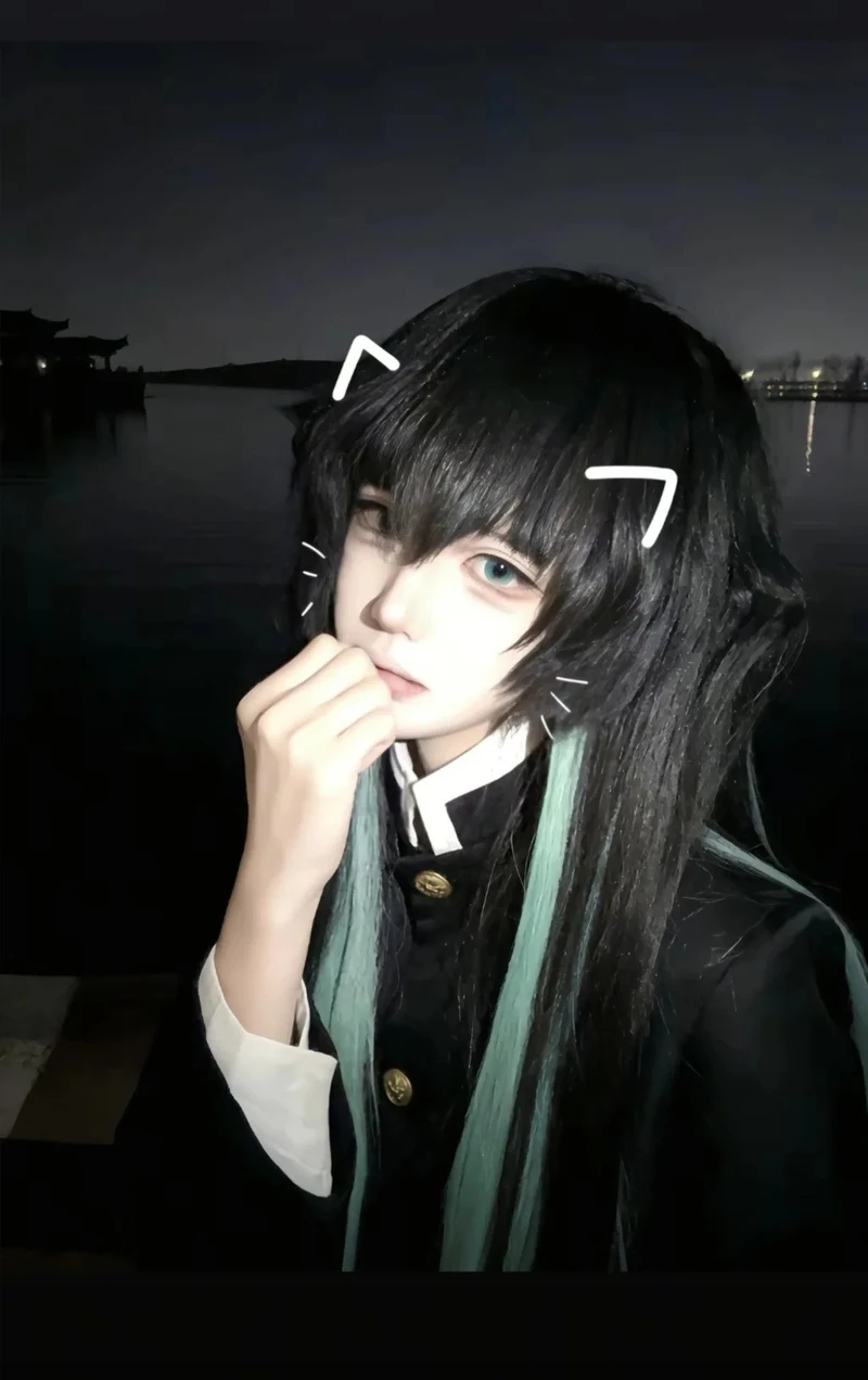 Ảnh muichiro cosplay cùng mái tóc xanh đen đặc trưng