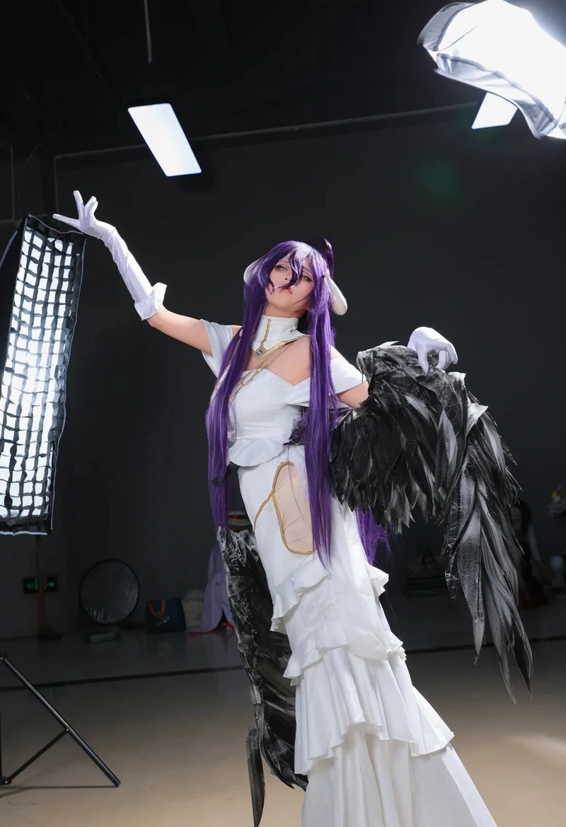 Ảnh nhân vật Overlord được tái hiện qua albedo cosplay