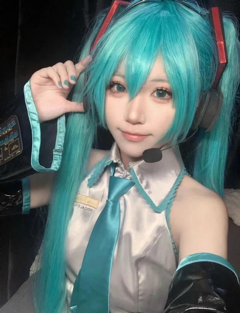 Ảnh nữ coser cosplay Miku với tóc xanh cực dễ thương