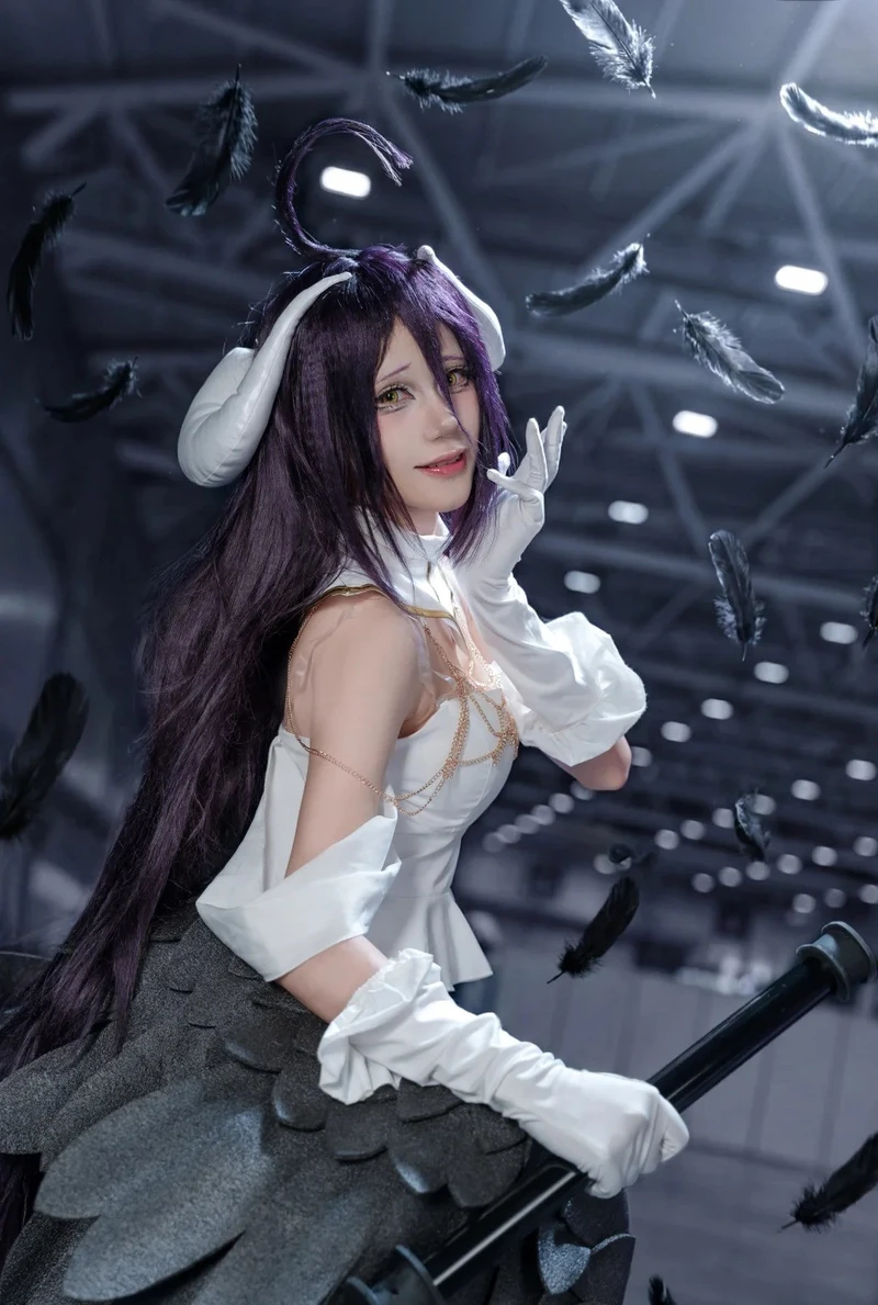 Ảnh thủ hộ tầng Nazarick cùng tạo hình albedo cosplay