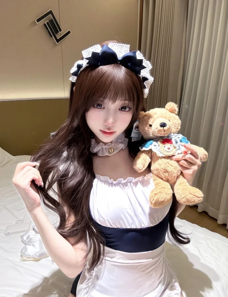 Băng đô ren trắng đặc trưng của maid cosplay