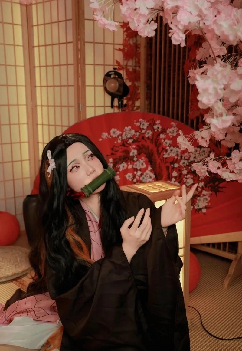 Biểu cảm lạnh của cosplayer giúp ảnh Nezuko thêm giống anime