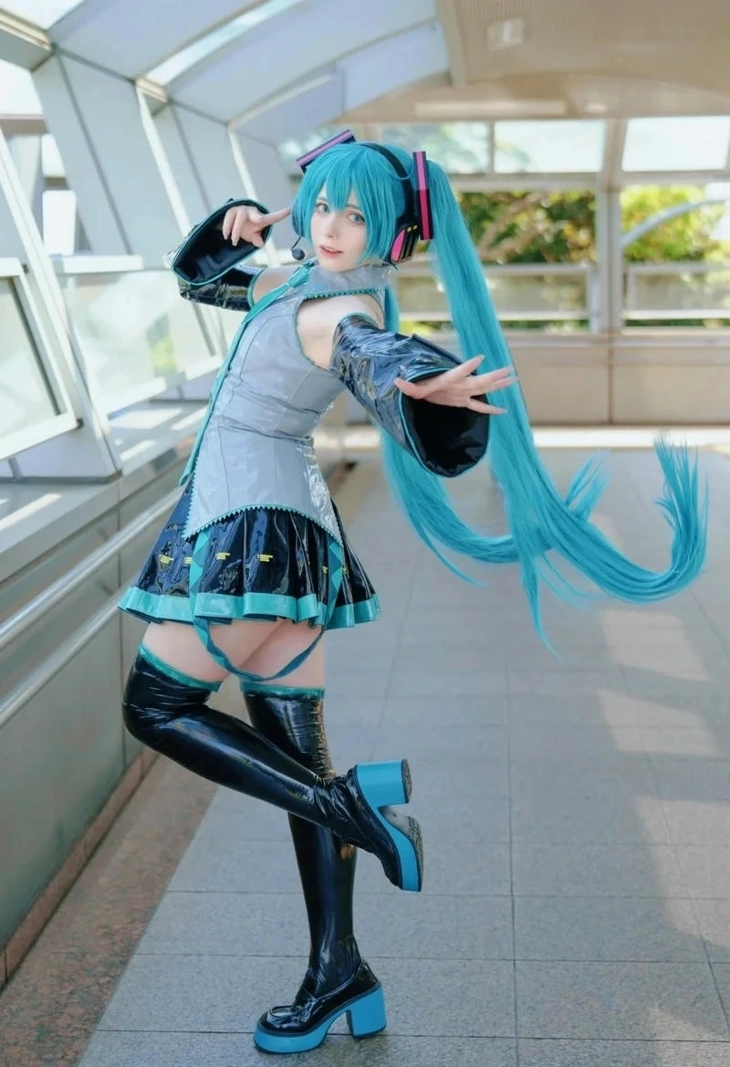 Bộ váy xanh đen giúp cosplay Miku thêm phần nổi bật