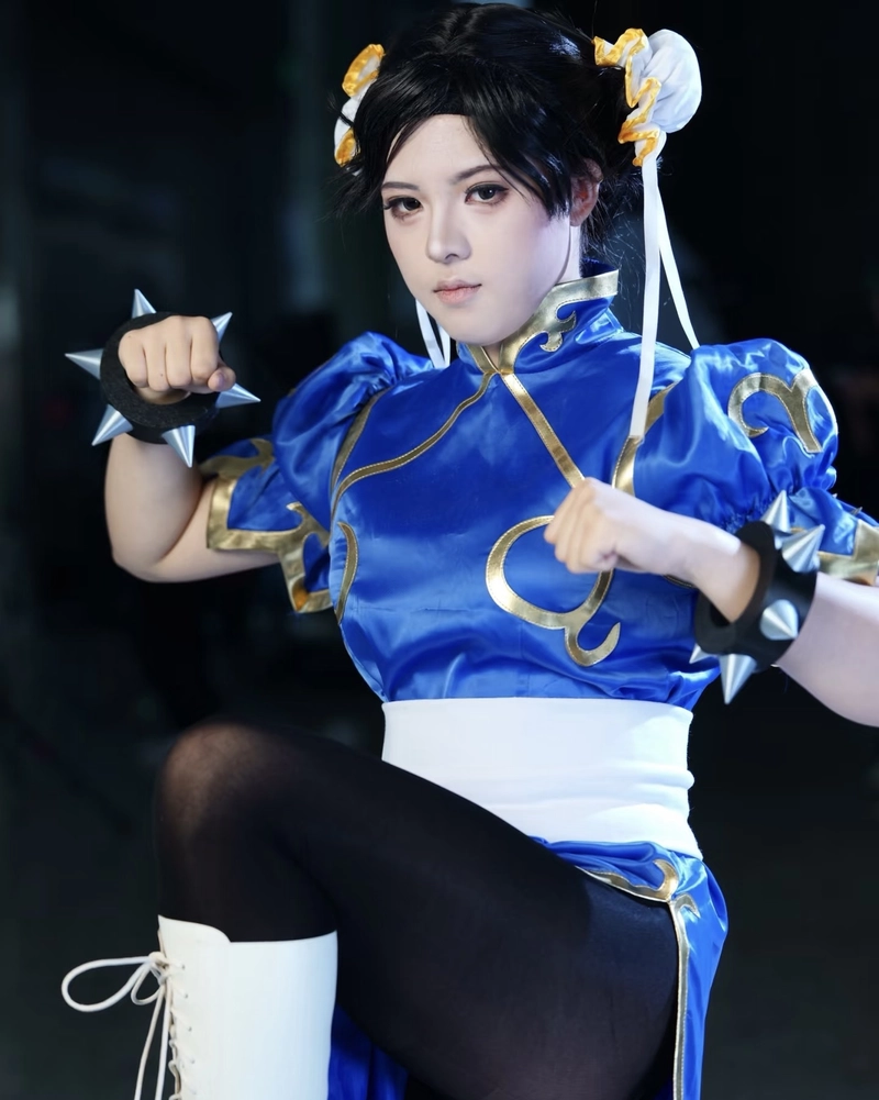 Chun Li cosplay với biểu cảm quyết liệt trong chiến đấu